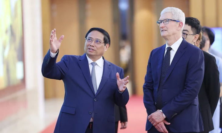 Thủ tướng Phạm Minh Chính và Giám đốc điều hành Tập đoàn Apple Tim Cook tham quan trụ sở Chính phủ - Ảnh: TTXVN