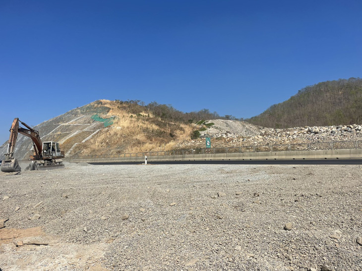 Ban quản lý dự án 7 đang chỉ đạo các đơn vị bố trí một trạm dừng nghỉ tạm trên cao tốc Vĩnh Hảo - Phan Thiết - Ảnh: MAI THỨC