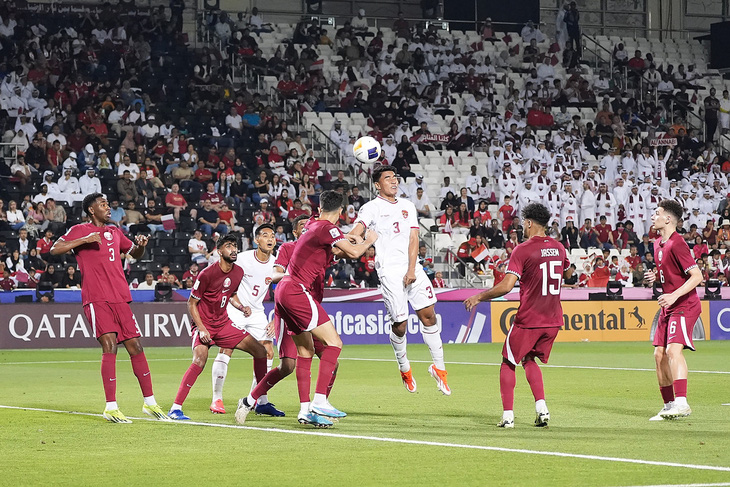 U23 Indonesia (áo trắng) thi đấu đầy nỗ lực trước Qatar - Nguồn: PSSI