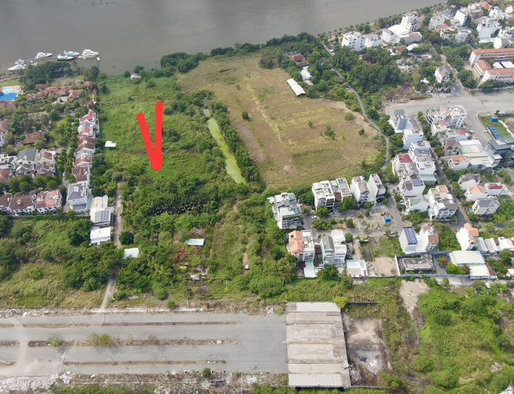 Dự án khu biệt thự An Khánh (dấu đỏ) nằm lọt thỏm giữa 2 dự án khác và thiếu đường đi vào - Ảnh: CHÂU TUẤN