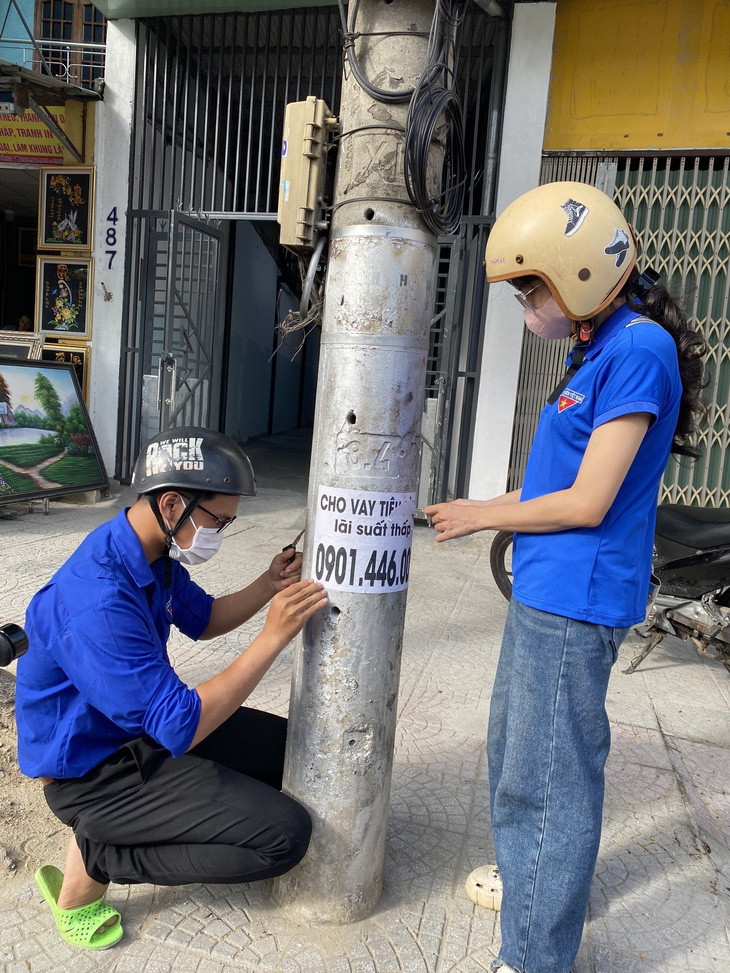 Thanh niên Đà Nẵng ra quân xóa quảng cáo rao vặt - Ảnh: ĐOÀN NHẠN
