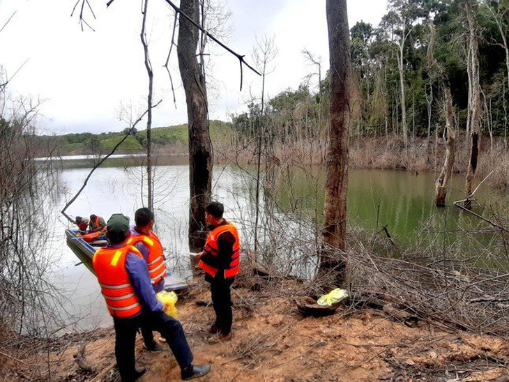 Cơ quan chức năng đi kiểm tra thực tế khu vực rừng bị ngập úng tại lòng hồ thủy điện Thượng Kon Tum - Ảnh: T.L. 