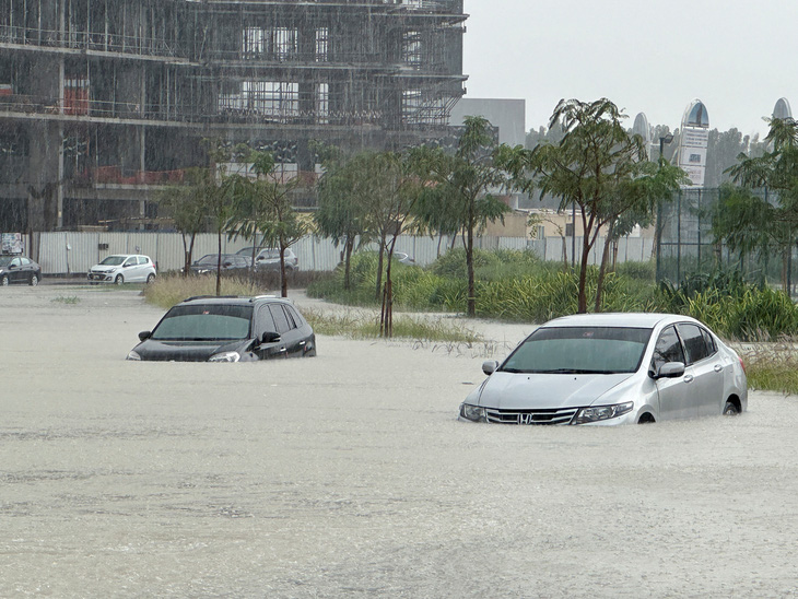 Xe hơi trong nước ngập tại thành phố Dubai ngày 16-4 - Ảnh: REUTERS