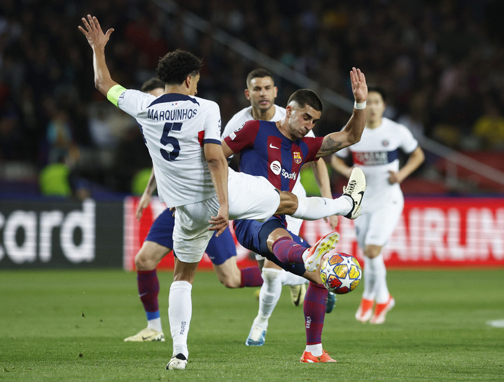Barca hoàn toàn thất thế sau khi chịu thua thiệt về quân số - Ảnh: REUTERS