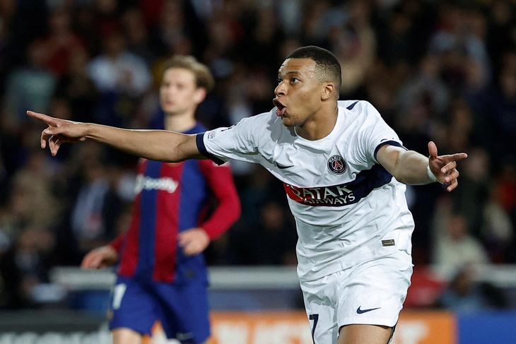 Niềm vui của Mbappe sau khi ghi bàn vào lưới Barca - Ảnh: REUTERS