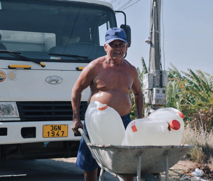 Niềm vui của người nông dân được nhận nước sạch từ Đoàn lô tô Sài Gòn Tân Thời - Ảnh: Facebook nhân vật