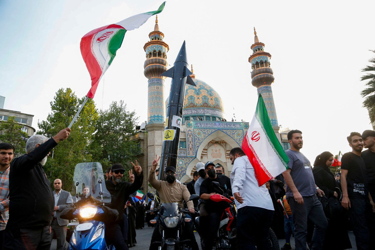 Người dân Iran xuống đường ở Tehran sau vụ tấn công vào Israel ngày 14-4 - Ảnh: AFP