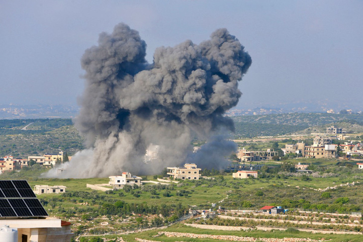 Israel không kích một khu vực ở miền nam Lebanon - Ảnh: AFP