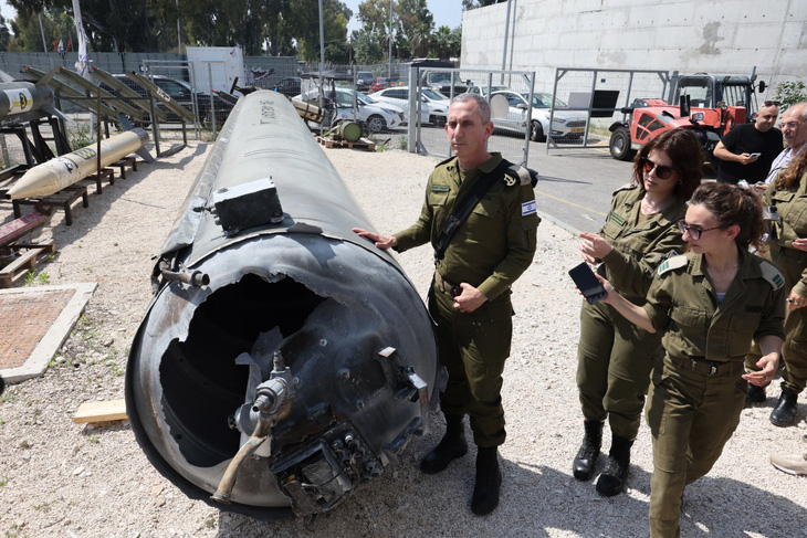 Xác một tên lửa của Iran rơi xuống Israel trong vụ tấn công cuối tuần trước - Ảnh: AFP