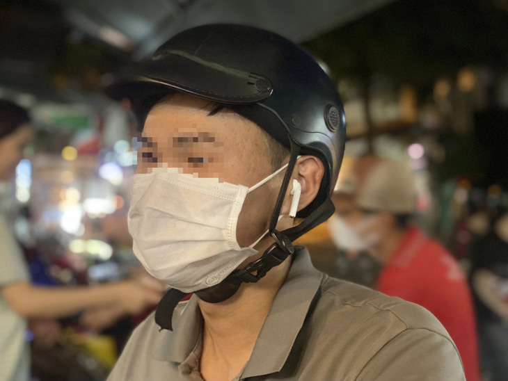 Chạy xe máy đeo tai nghe trên đường phố tại quận Bình Thạnh, TP.HCM - Ảnh minh họa: YÊN CHÂU