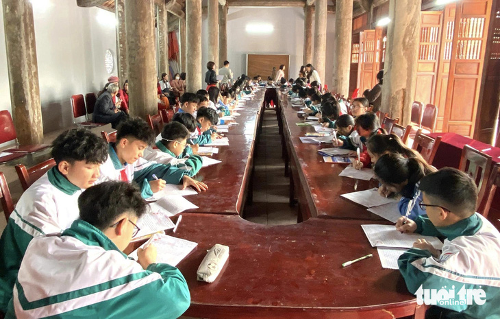 Học sinh xã Quỳnh Đôi, huyện Quỳnh Lưu, Nghệ An tham gia lễ khai bút đầu xuân năm 2024 - Ảnh: DOÃN HÒA