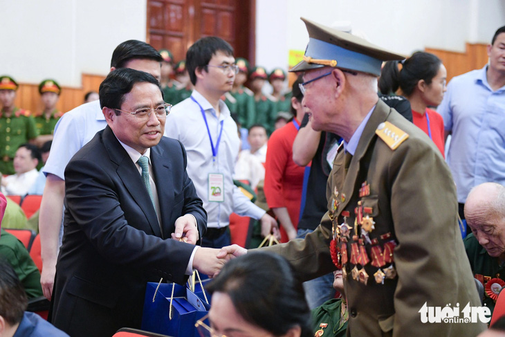 Thủ tướng Phạm Minh Chính tặng quà cho các chiến sĩ Điện Biên - Ảnh: NAM TRẦN