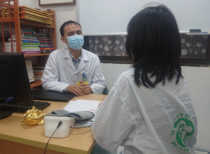 Bác sĩ Viện Sức khỏe tâm thần, Bệnh viện Bạch Mai thăm khám cho bệnh nhân - Ảnh minh họa: DƯƠNG LIẼU