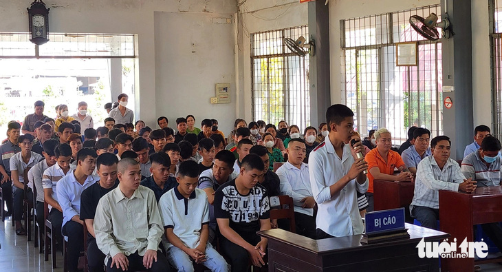 Nguyễn Văn Khánh Duy cùng các bị cáo khác tại phiên tòa xét xử sơ thẩm - Ảnh: HOÀI THƯƠNG