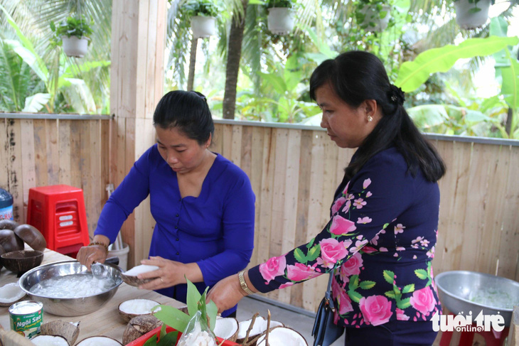 Vườn dừa sáp Ba Thúy (huyện Cầu Kè) chế biến dừa sáp phục vụ du khách - Ảnh: HOÀI THƯƠNG