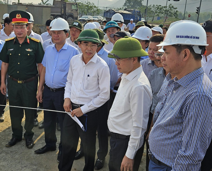 Ông Nguyễn Văn Quảng, bí thư Thành ủy Đà Nẵng (thứ 2 từ phải qua), kiểm tra tiến độ triển khai dự án cao tốc Hòa Liên - Túy Loan - Ảnh: THỌ QUANG