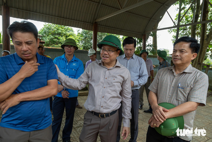 Ông Đặng Trọng Vân (phải) - phó giám đốc Sở Tài nguyên và Môi trường Quảng Trị - được tăng cường về hỗ trợ huyện Vĩnh Linh - Ảnh: HOÀNG TÁO
