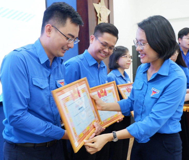 Phó bí thư Thành Đoàn TP.HCM Trần Thu Hà trao bằng khen cho các tập thể, cá nhân hoạt động tốt Tháng thanh niên 2024 - Ảnh: K.ANH