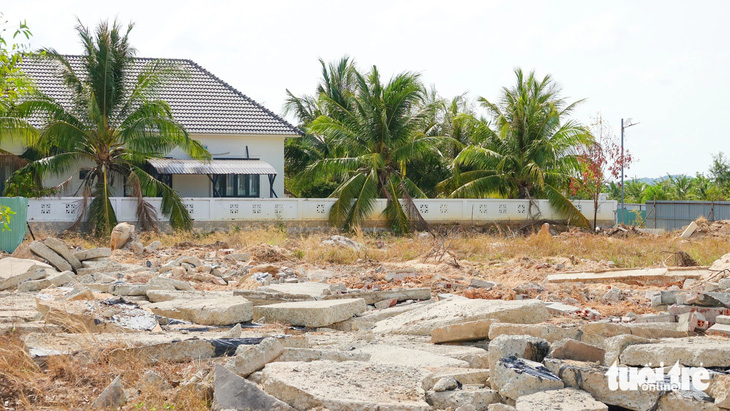 UBND TP Phú Quốc rà soát thủ tục để tiếp tục cưỡng chế các căn biệt thự xây dựng trái phép ở ấp Đường Bào, xã Dương Tơ, TP Phú Quốc - Ảnh: CHÍ CÔNG
