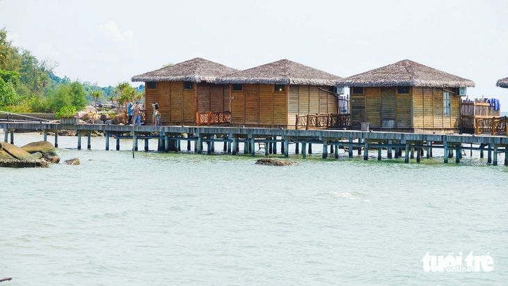 Các bungalow ở xã Hàm Ninh xây dựng tác động trực tiếp đến Khu bảo tồn biển Phú Quốc - Ảnh: CHÍ CÔNG