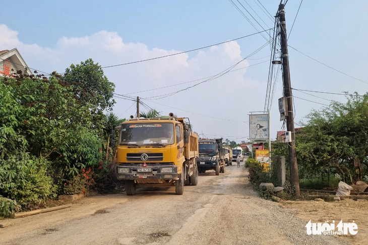 Hàng loạt xe tải lớn bị người dân chặn lại trên đường làng Vĩnh An - Ảnh: HOÀNG TÁO
