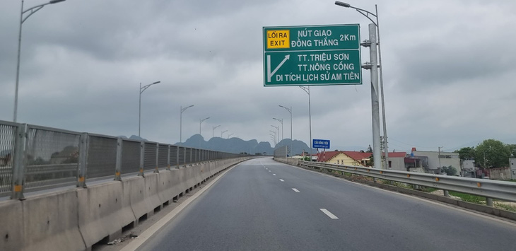 Biển chỉ dẫn trên cao tốc Mai Sơn - quốc lộ 45 đoạn qua tỉnh Thanh Hóa - Ảnh: HÀ ĐỒNG