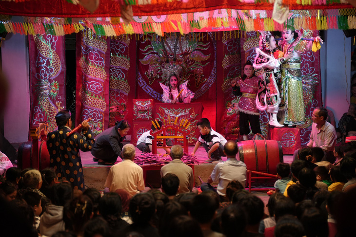 Bối cảnh lễ hội ở lăng Thần Nam Hải với sự tham gia của nhiều diễn viên quần chúng là người dân địa phương - Ảnh: ĐPCC
