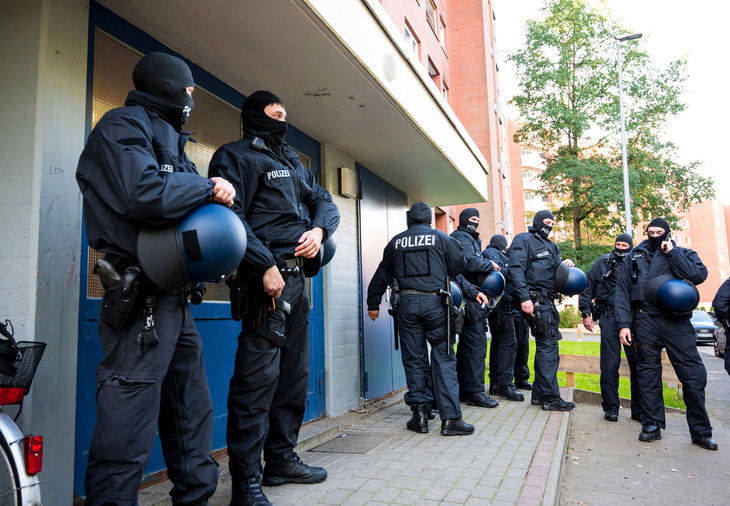 Cảnh sát Đức bố ráp một địa điểm nghi của nhóm buôn người và đưa người di cư bất hợp pháp vào nước này - Ảnh: DPA