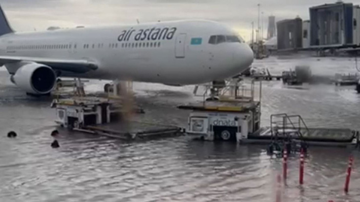 Sân bay quốc tế Dubai chìm trong biển nước.