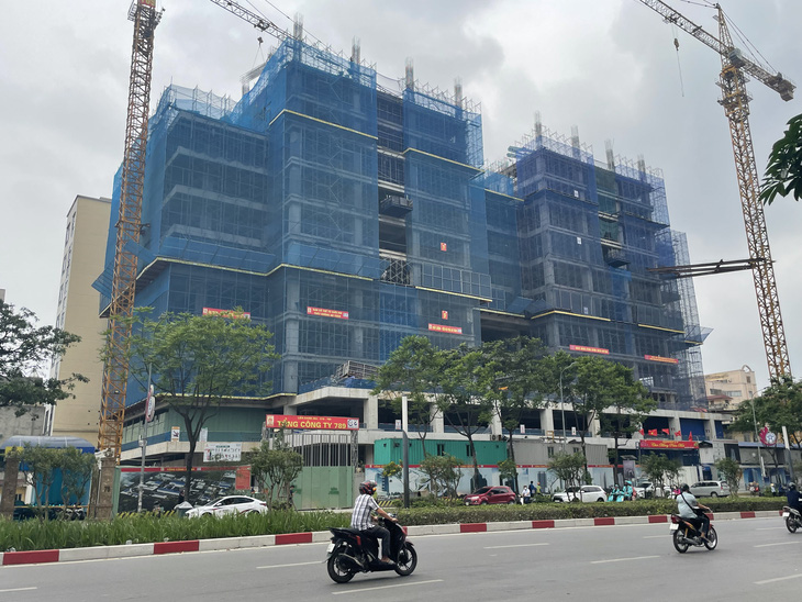 Một dự án chung cư đang xây dựng trên đường Nguyễn Chí Thanh, TP Hà Nội - Ảnh: B.NGỌC