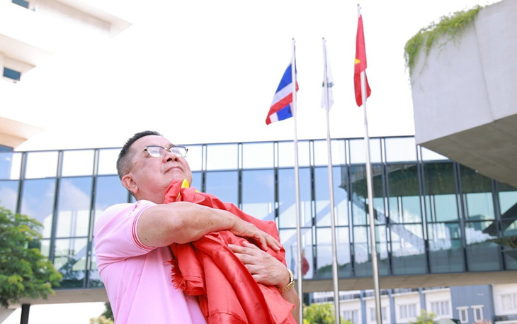 Doanh nhân Thái Lan rưng rưng ôm lá cờ đỏ sao vàng trong buổi chào cờ chia tay Việt Nam