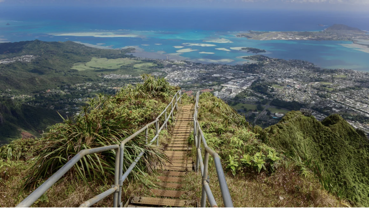 Cận cảnh cầu thang Haiku, một địa danh ở đảo Oahu thường được gọi là "cầu thang lên thiên đường" - Ảnh: Getty