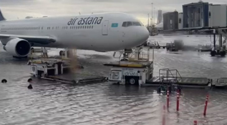Đường băng tại sân bay quốc tế Dubai ngập như một hồ nước - Ảnh: SKY NEWS