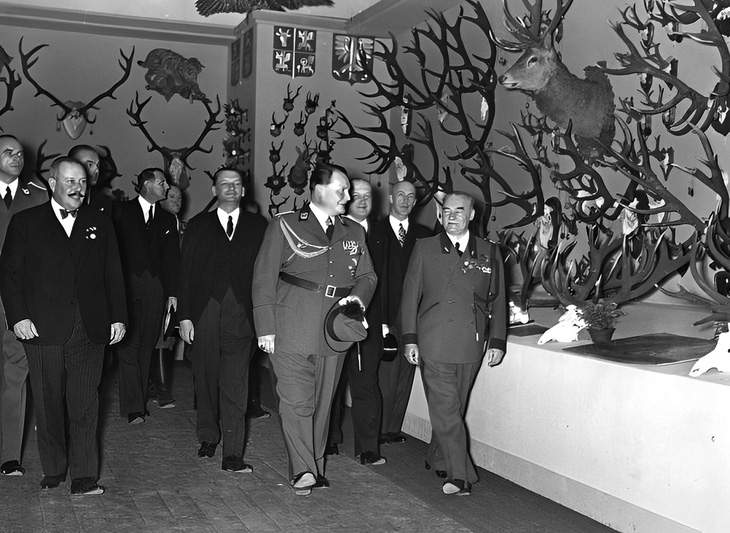 Herman Goering (thứ hai từ phải qua) trong một cuộc triển lãm ở Berlin, nơi trưng bày các thành tích săn bắn của Goering. Ảnh: YANDEX