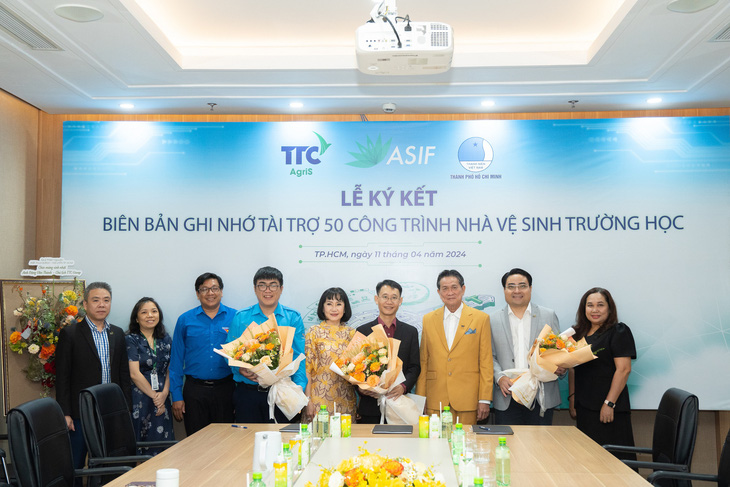 TTC AgriS, ASIF Foundation và Hội LHTN Việt Nam TP.HCM ký kết biên bản ghi nhớ hợp tác sửa chữa và xây mới 50 công trình cộng đồng trường học đạt chuẩn trên địa bàn TP.HCM và khu vực Đồng bằng sông Cửu Long - Ảnh: Đ.H