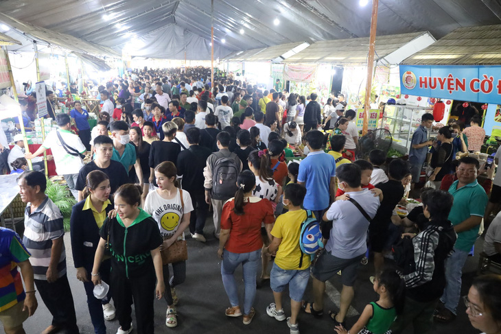 Hàng ngàn người đến thưởng thức bánh dân gian Nam Bộ trong đêm khai mạc