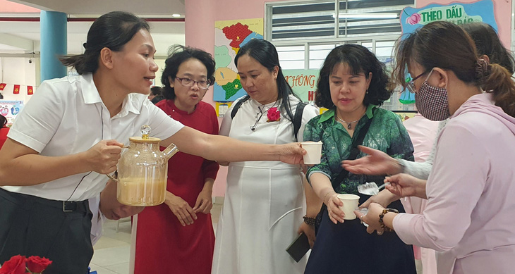 Nhiều đại biểu đến dùng thử món sữa hạt sen của Trường mầm non Sơn Ca 14 - Ảnh: H.HG