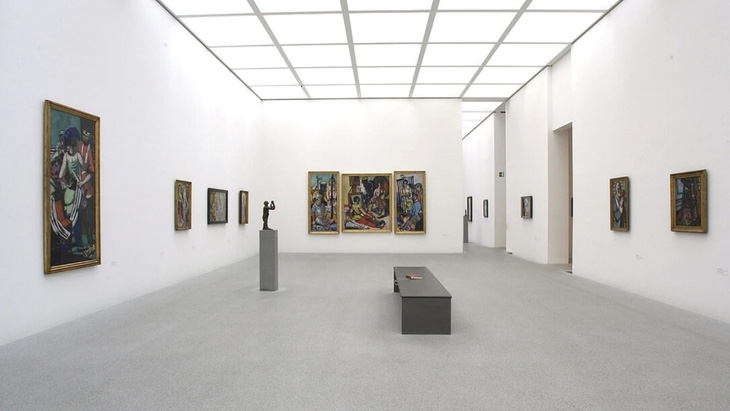 Nhân viên bảo tàng tự ý treo tranh của mình cạnh các tác phẩm nổi tiếng- Ảnh 1.