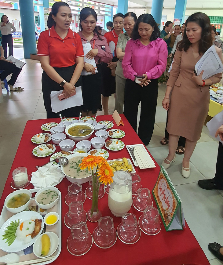 Cô Huỳnh Thị Bích Liên, phó hiệu trưởng Trường mầm non Sơn Ca 2, thuyết trình về bữa ăn bán trú ở trường mình. Trong đó có món cháo lươn đậu đỏ khoai tây - Ảnh: H.HG