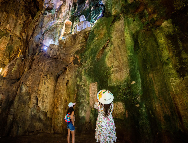 Hãy tự do khám phá những hang động ở Ngũ Hành Sơn từ các bản đồ hướng dẫn để chinh phục những thử thách mới lạ - Ảnh: TRẦN MINH TRÍ