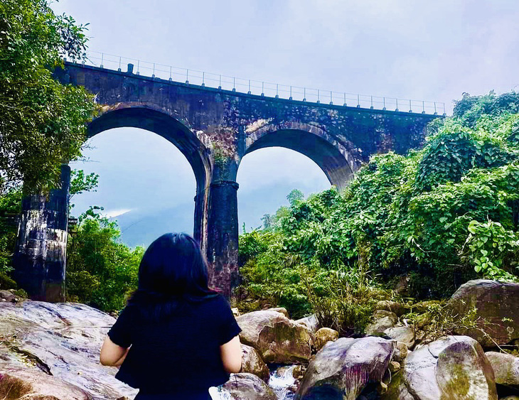 Cầu Vòm Đồn Cả là điểm đến mới lạ thu hút giới trẻ Đà thành - Ảnh: ĐOÀN NHẠN