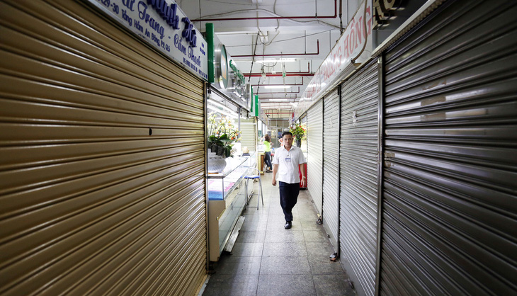 Nhiều tiệm vàng ở chợ An Đông đóng cửa sáng 16-4 - Ảnh: PHƯƠNG QUYÊN