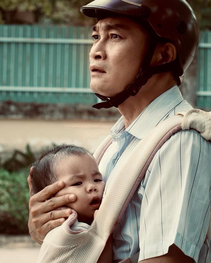 Diễn viên Trương Minh Quốc Thái diễn cùng em bé một tuổi rưỡi trong phim Màu của tình yêu - Ảnh: ĐPCC