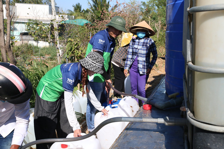 Các đơn vị thành viên của Tập đoàn TTC đồng hành hỗ trợ nước sinh hoạt cho người dân khu vực nguồn nước bị xâm nhập mặn tại tỉnh Tiền Giang và tỉnh Long An vào ngày 09 và 10/4/2024 vừa qua. Ảnh: Đ.H