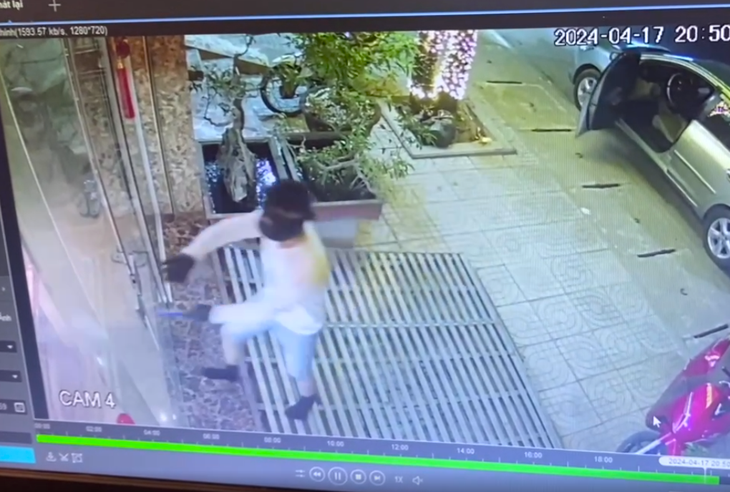 Camera an ninh ghi lại cảnh nghi phạm lao vào cướp tiệm vàng - Ảnh: Cắt từ clip