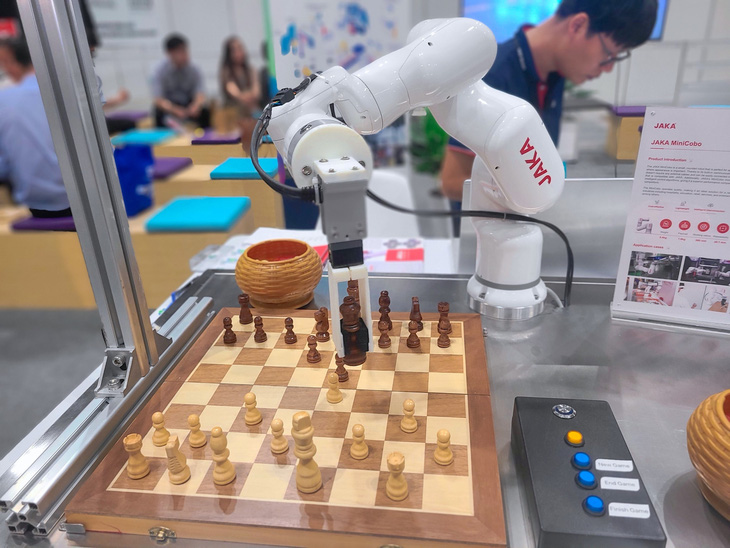Tay robot có khả năng thay thế công việc ở mức độ phức tạp của con người như pha cà phê, lắp ráp linh kiện điện tử - Ảnh: NHẬT XUÂN
