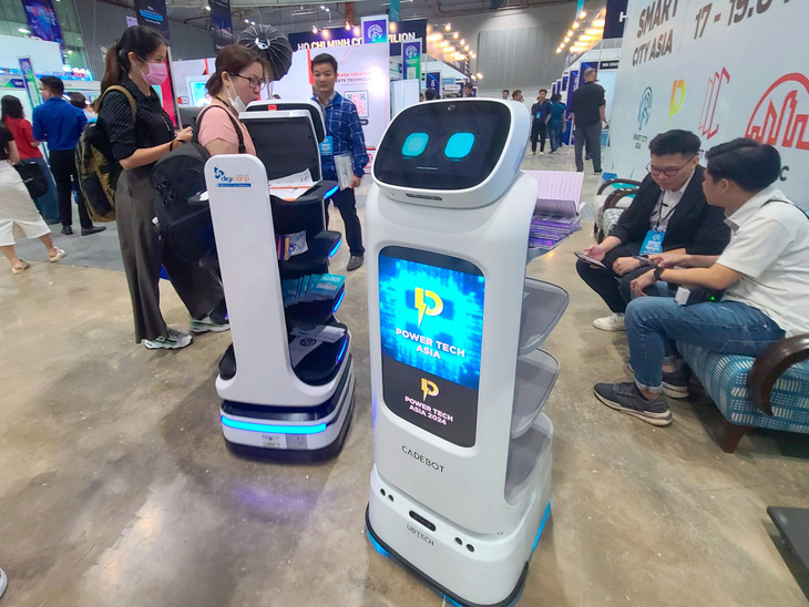 Các robot thông minh bận rộn phát tờ rơi, quảng cáo tại triển lãm quốc tế Đô thị thông minh châu Á - Ảnh: NHẬT XUÂN