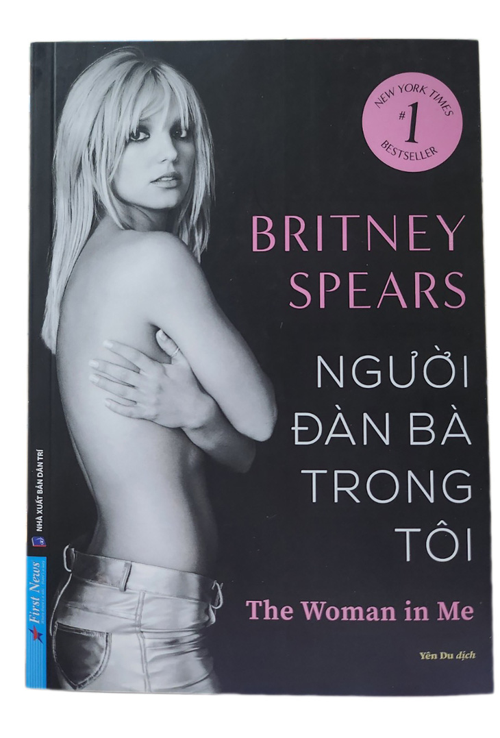 Trang bìa cuốn hồi ký The Woman in Me (Người đàn bà trong tôi) của Britney Spears