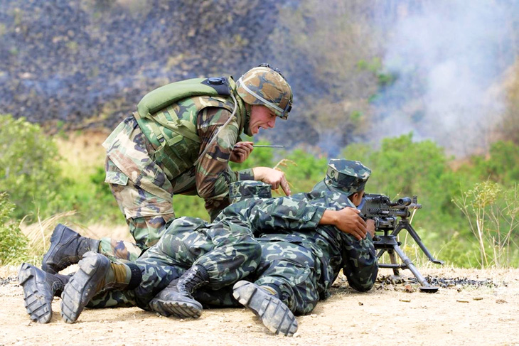 Lính thủy quân lục chiến của Philippines thao tập với một chuyên viên huấn luyện của Mỹ trong bài tập bắn đạn thật - Ảnh: MALINA TIMES