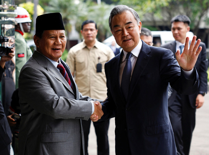 Nhà ngoại giao Trung Quốc Vương Nghị gặp Tổng thống đắc cử Indonesia Prabowo Subianto ngày 18-4 - Ảnh: REUTERS
